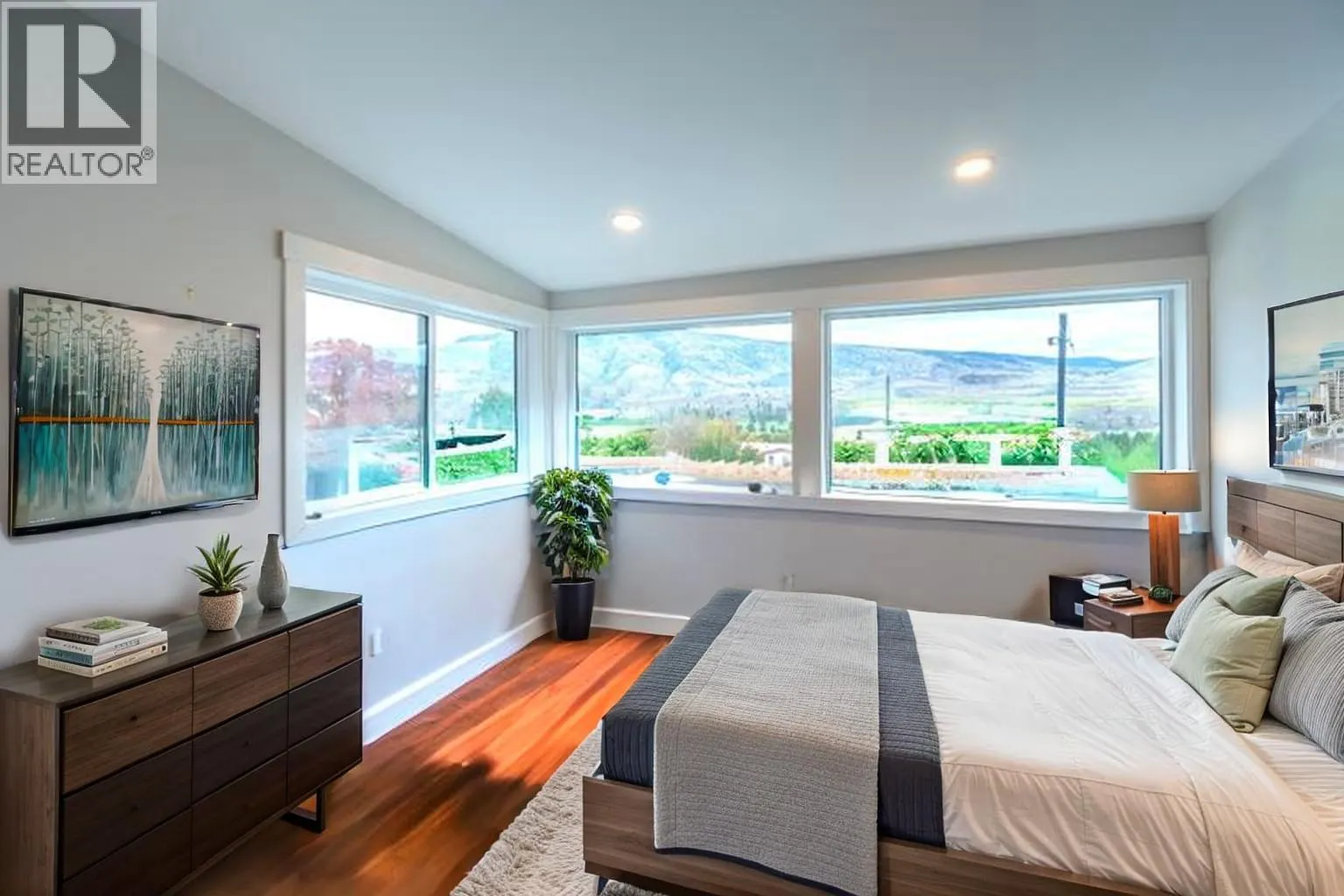 6521 BELLEVUE Drive