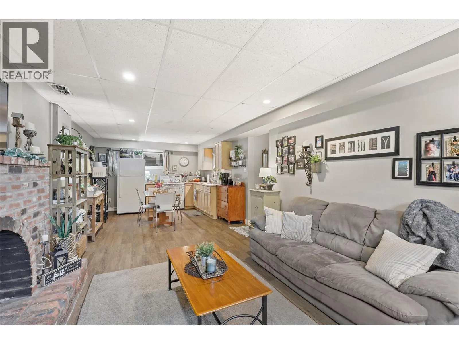 2335 Rosewood Avenue