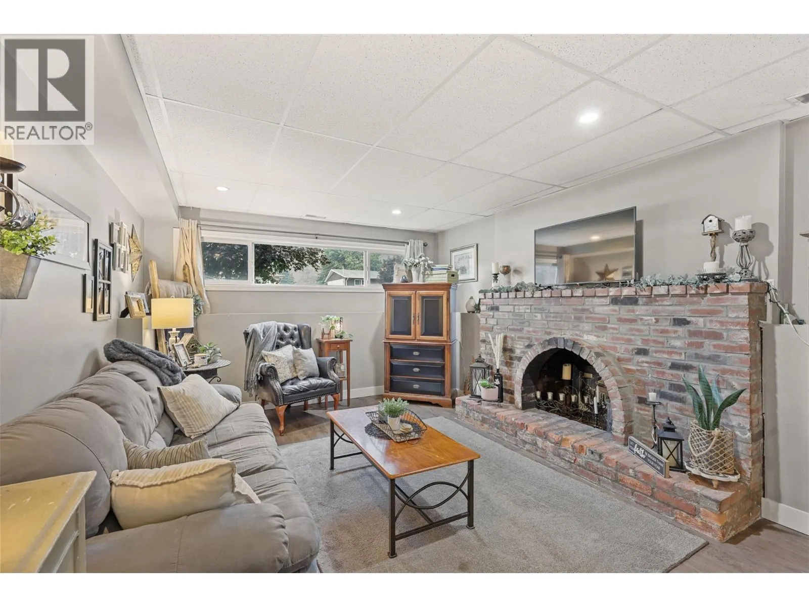 2335 Rosewood Avenue