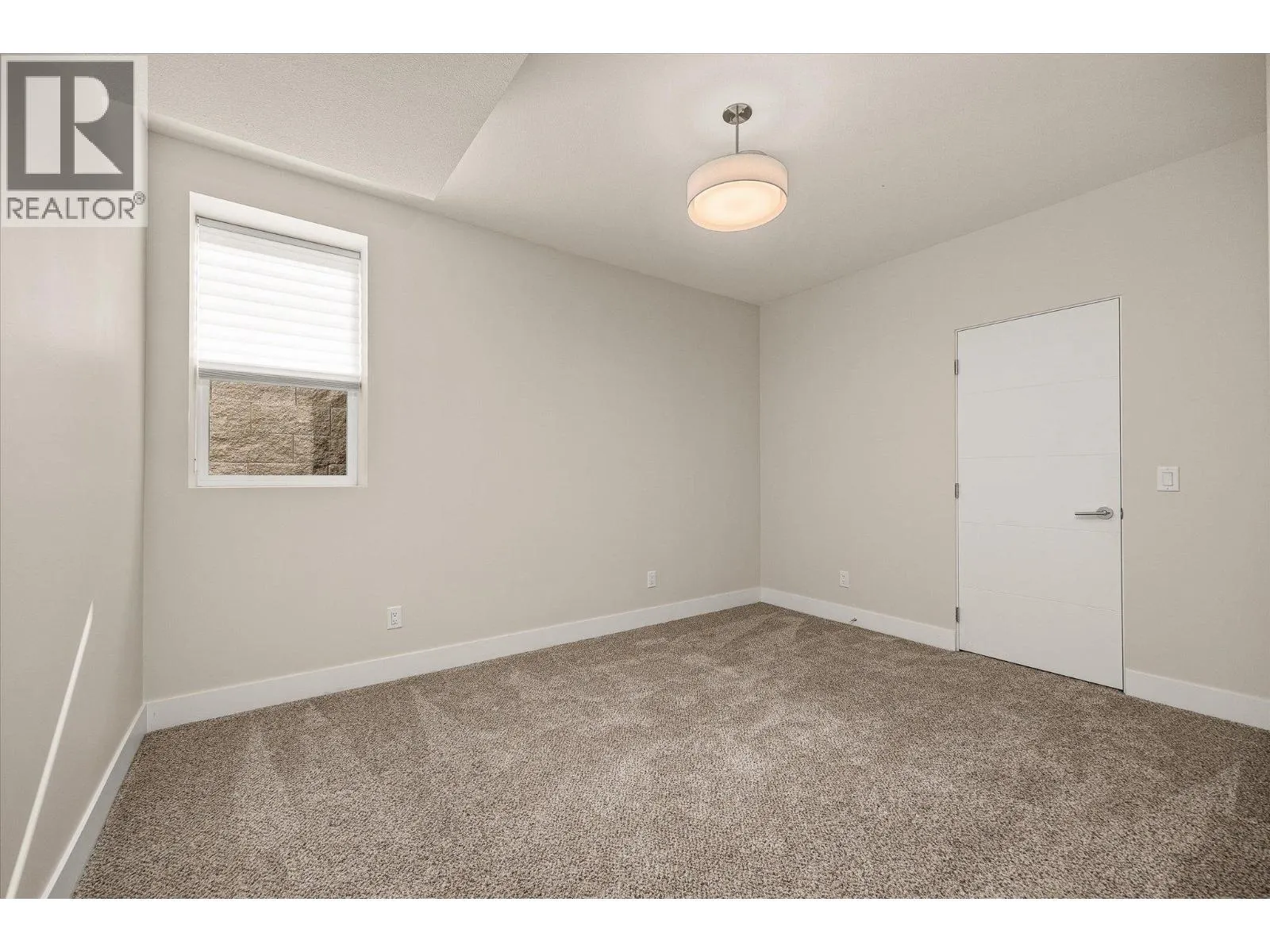1341 Sladen Crescent