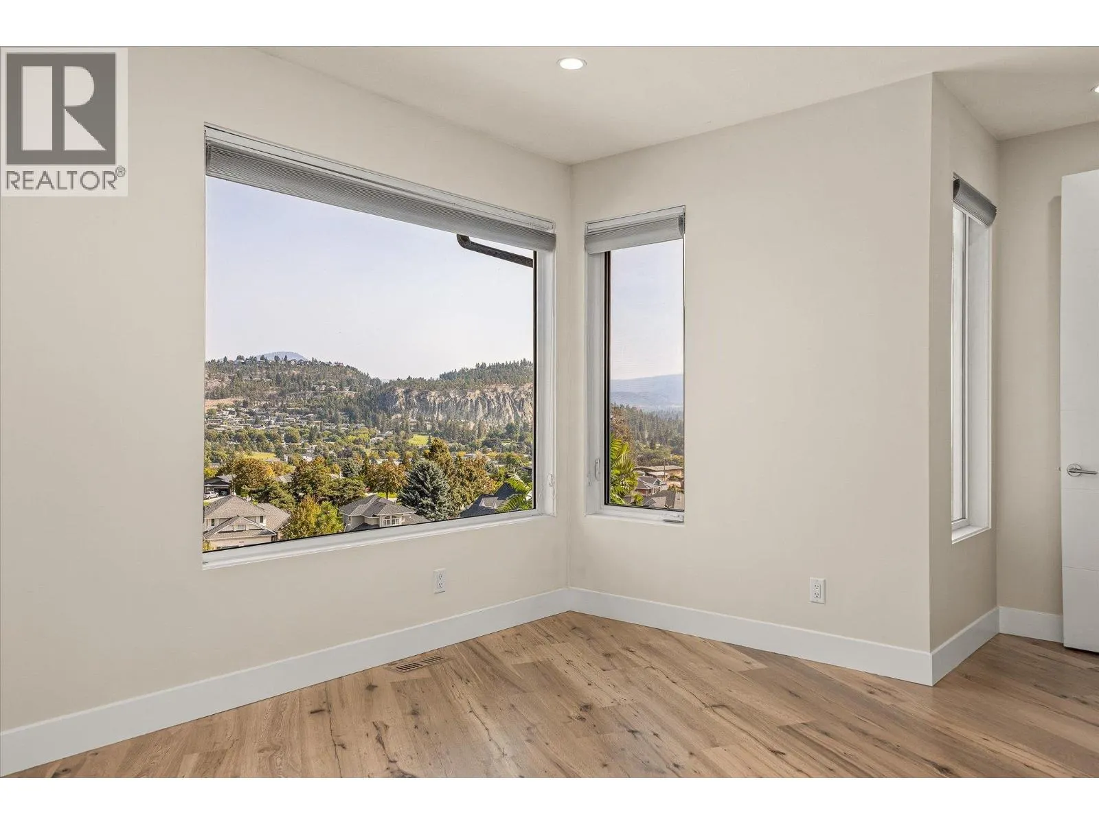 1341 Sladen Crescent