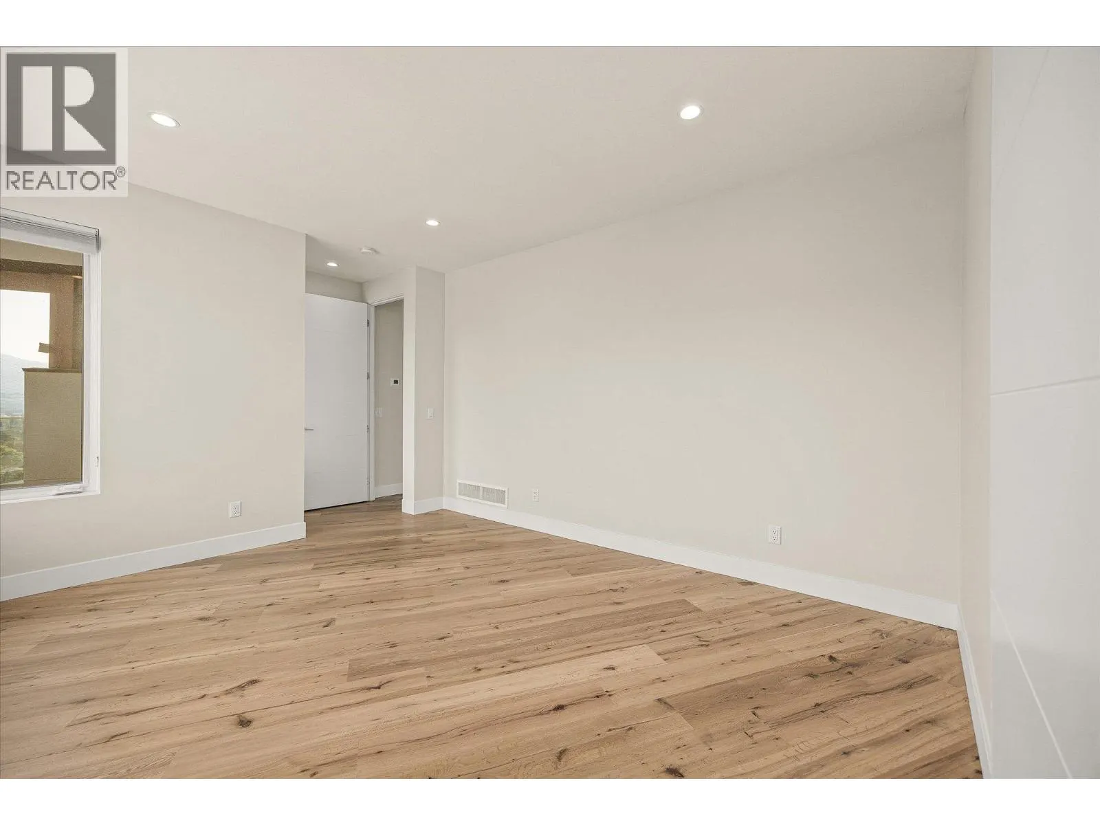 1341 Sladen Crescent