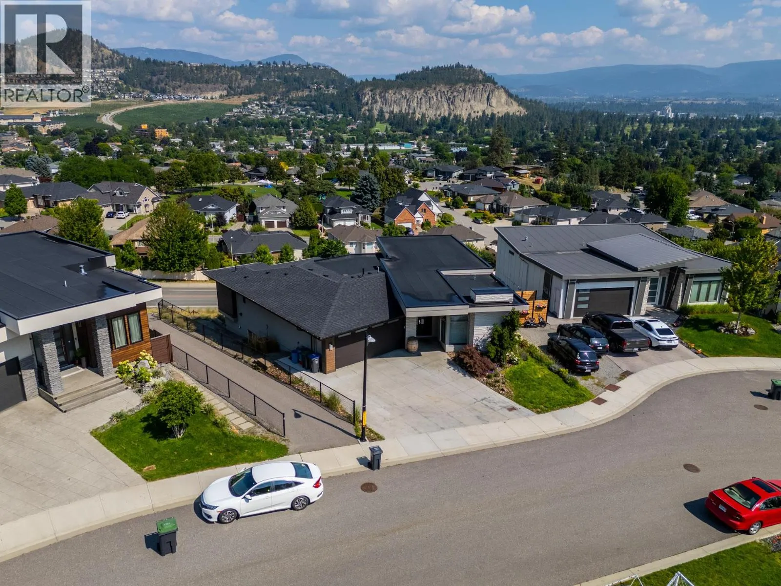 1341 Sladen Crescent