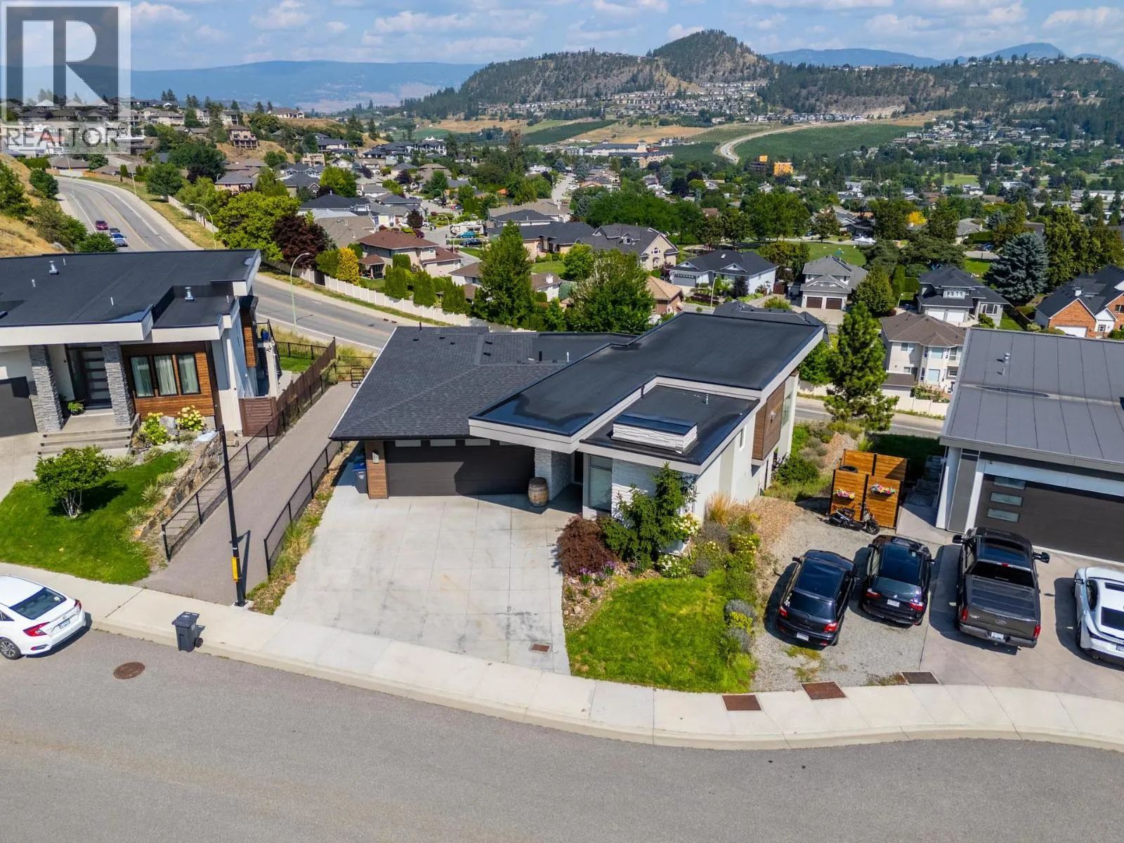1341 Sladen Crescent