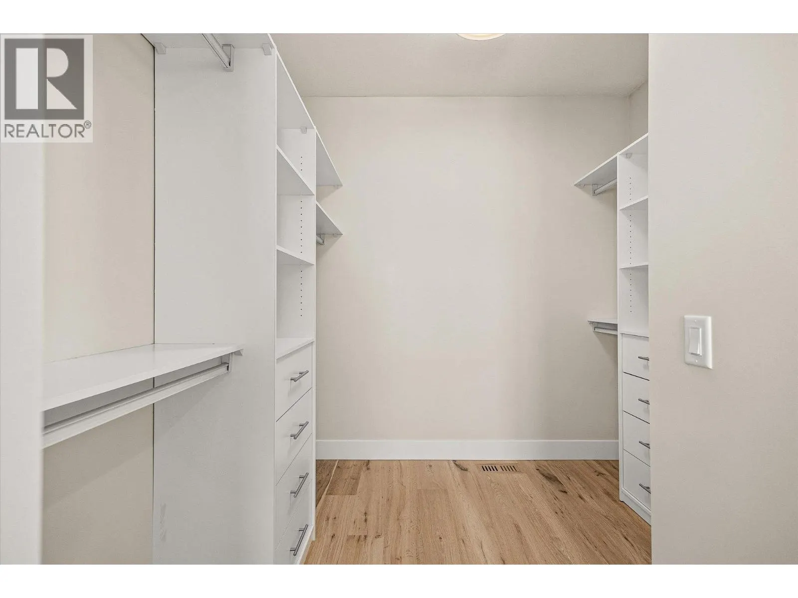 1341 Sladen Crescent