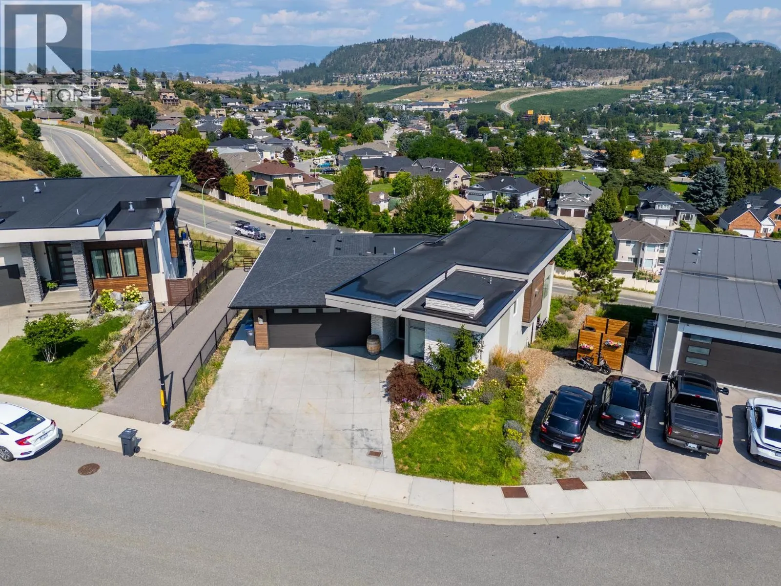 1341 Sladen Crescent