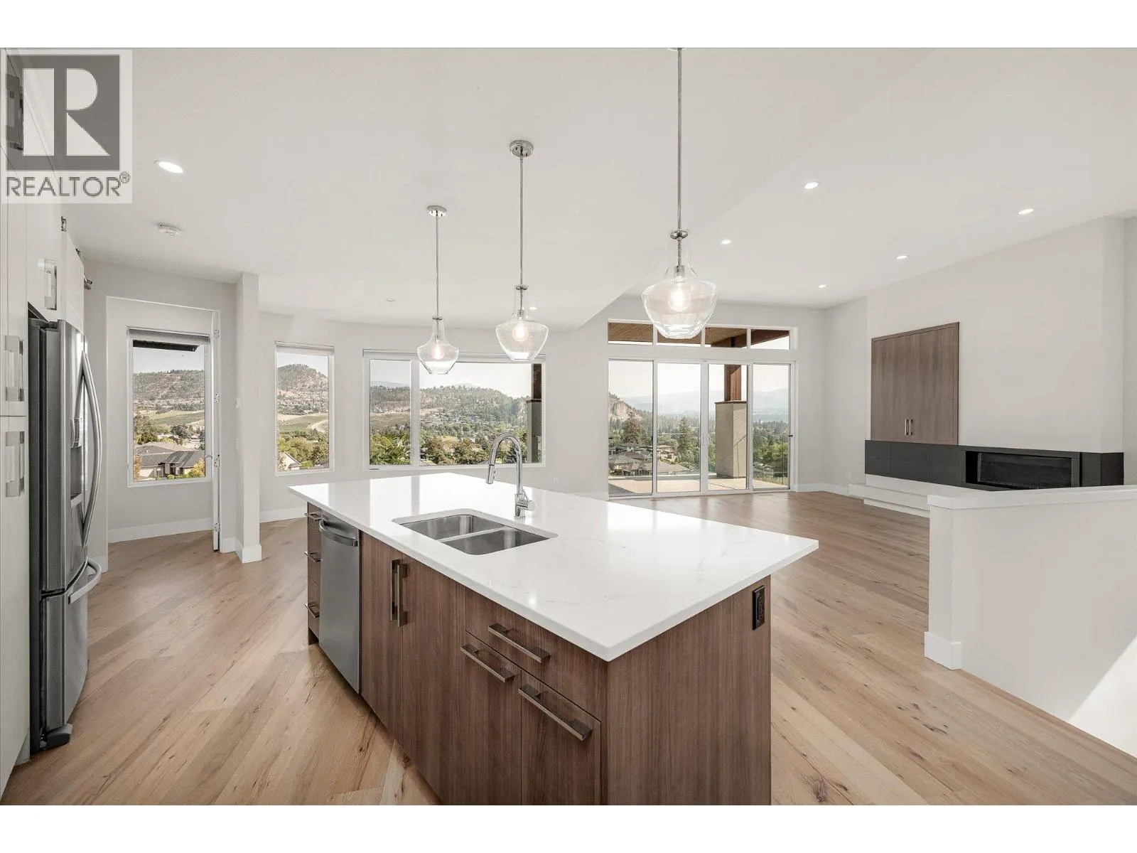 1341 Sladen Crescent