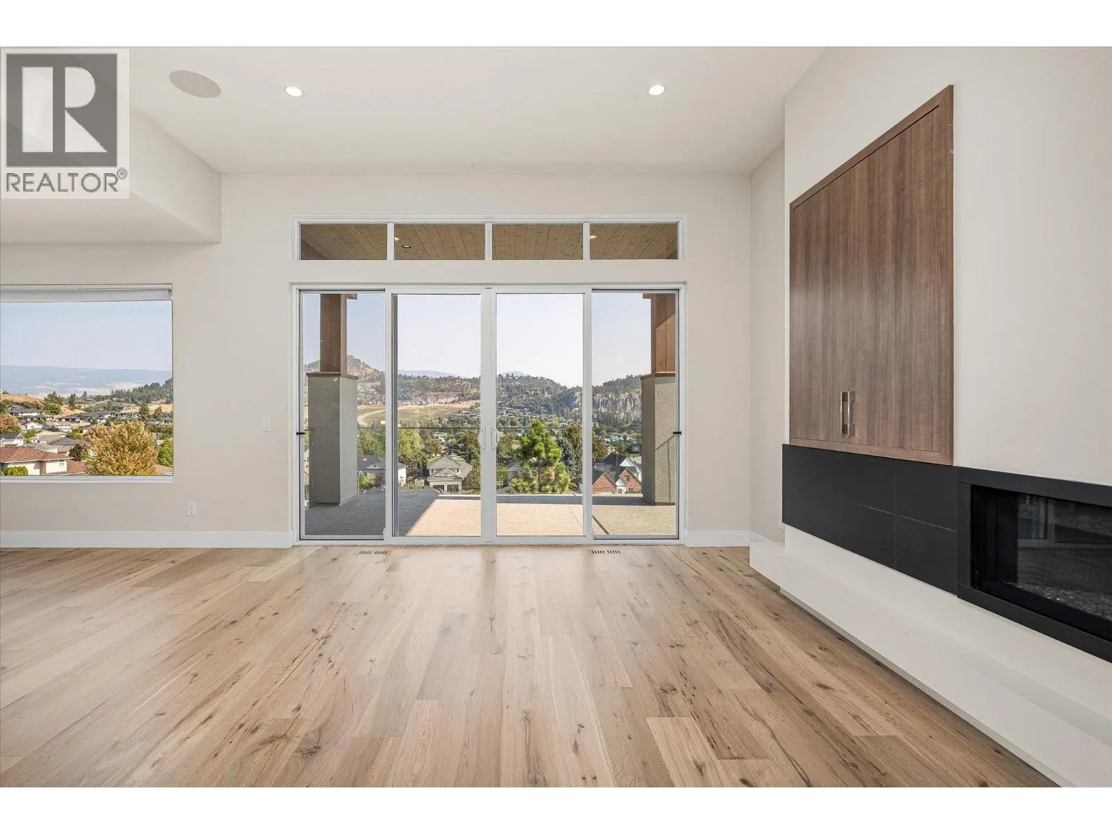 1341 Sladen Crescent
