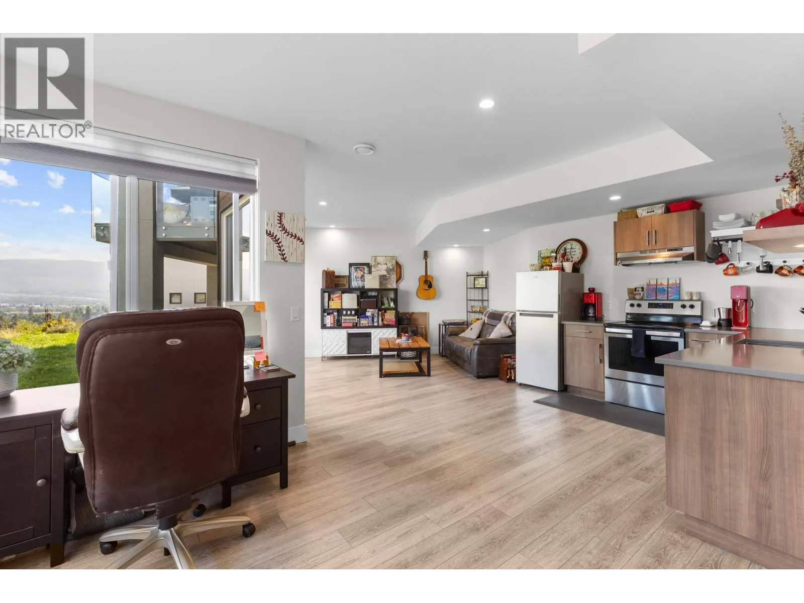 1341 Sladen Crescent
