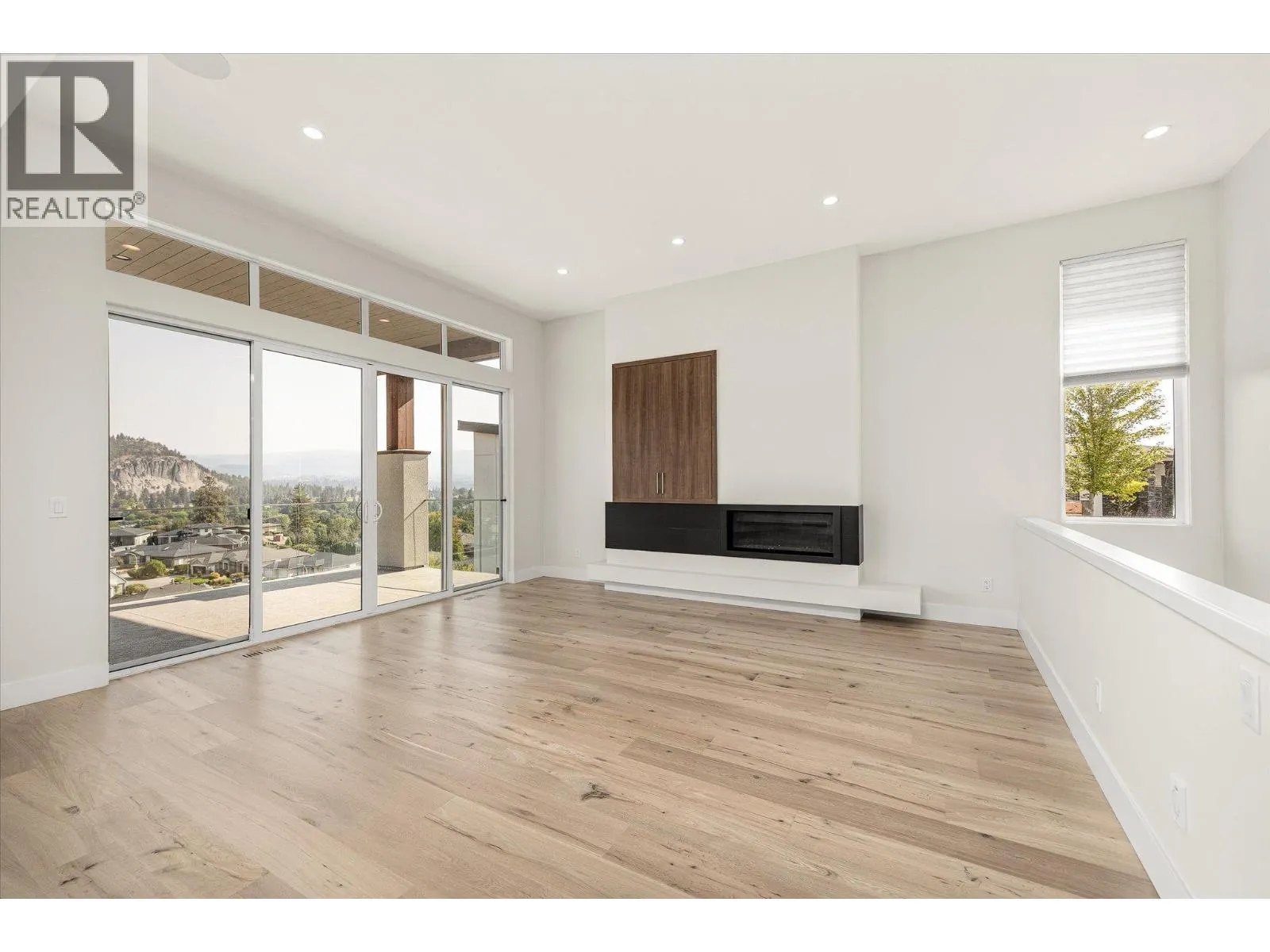 1341 Sladen Crescent