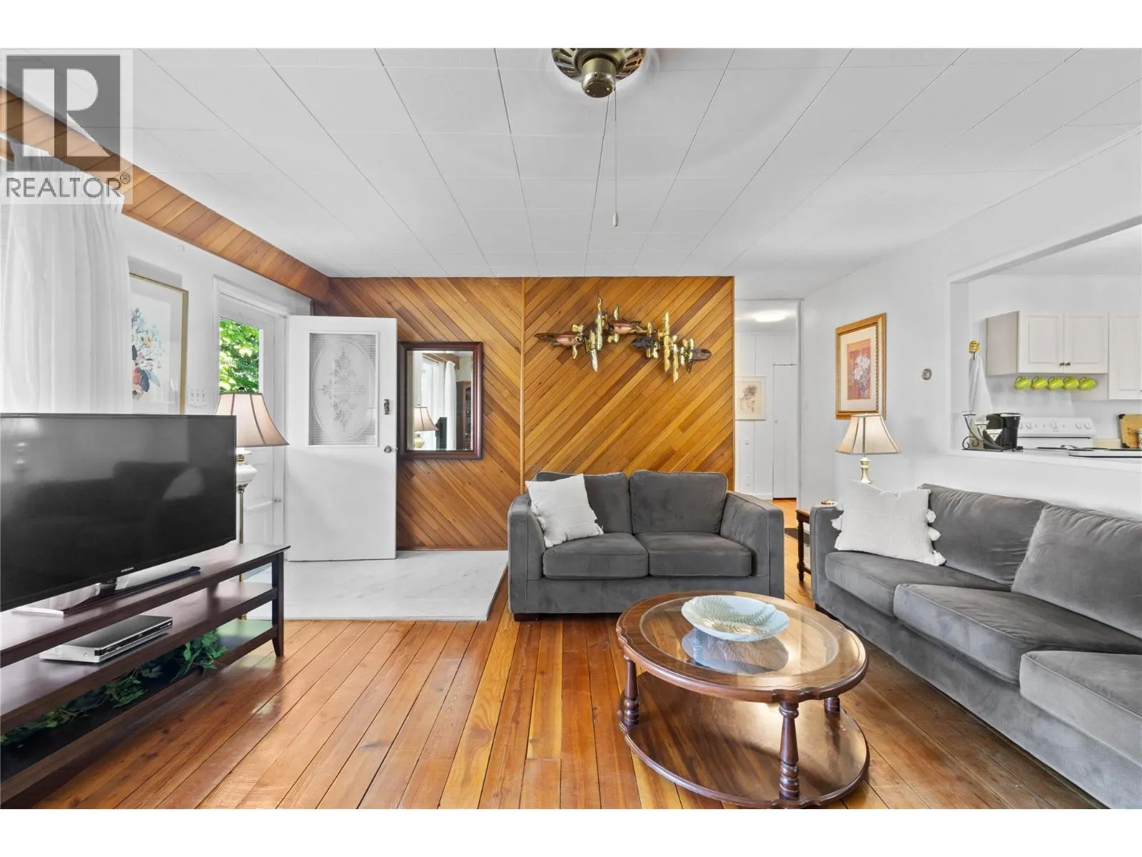 1430 Lakeshore Road NE