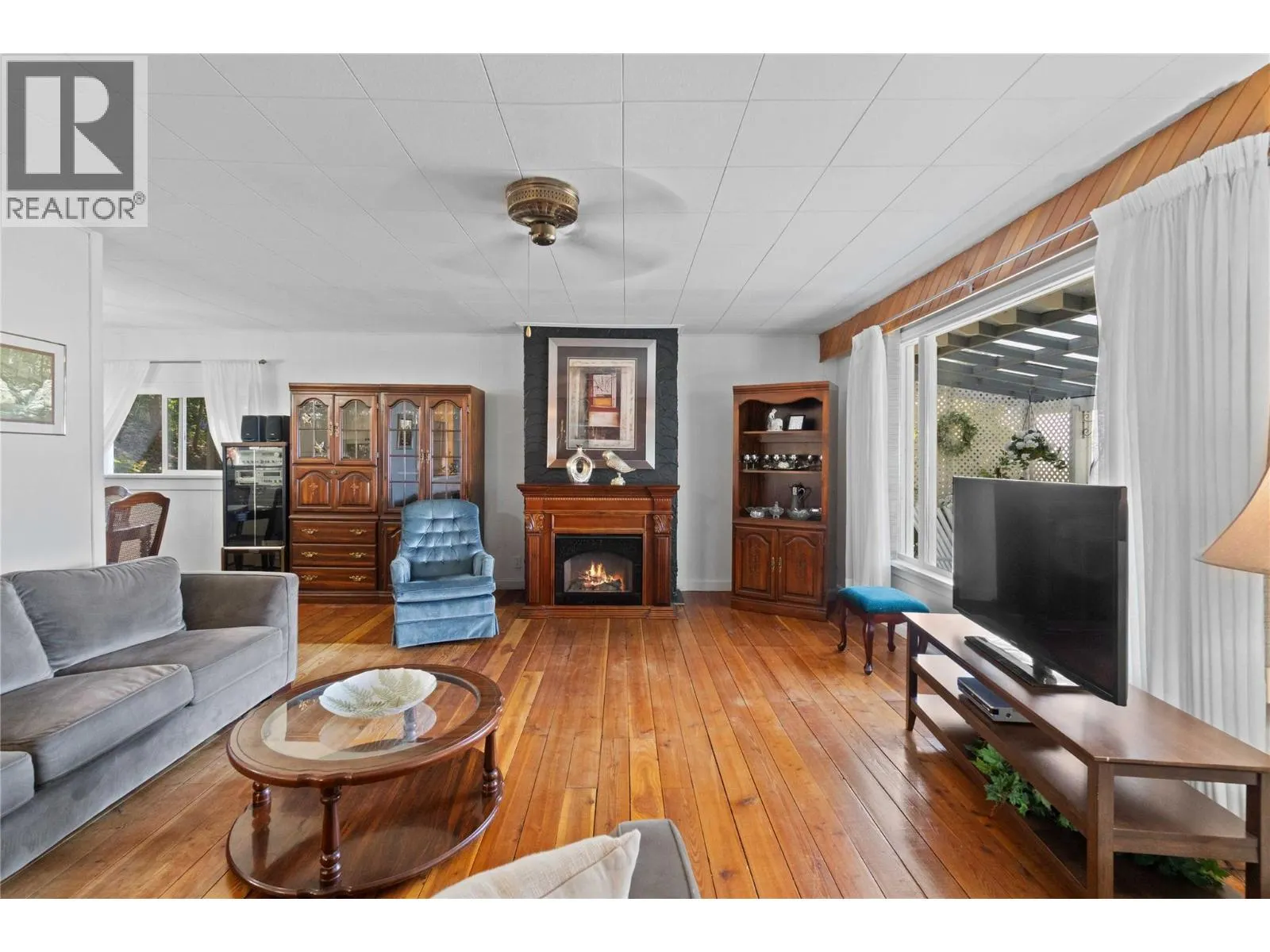 1430 Lakeshore Road NE