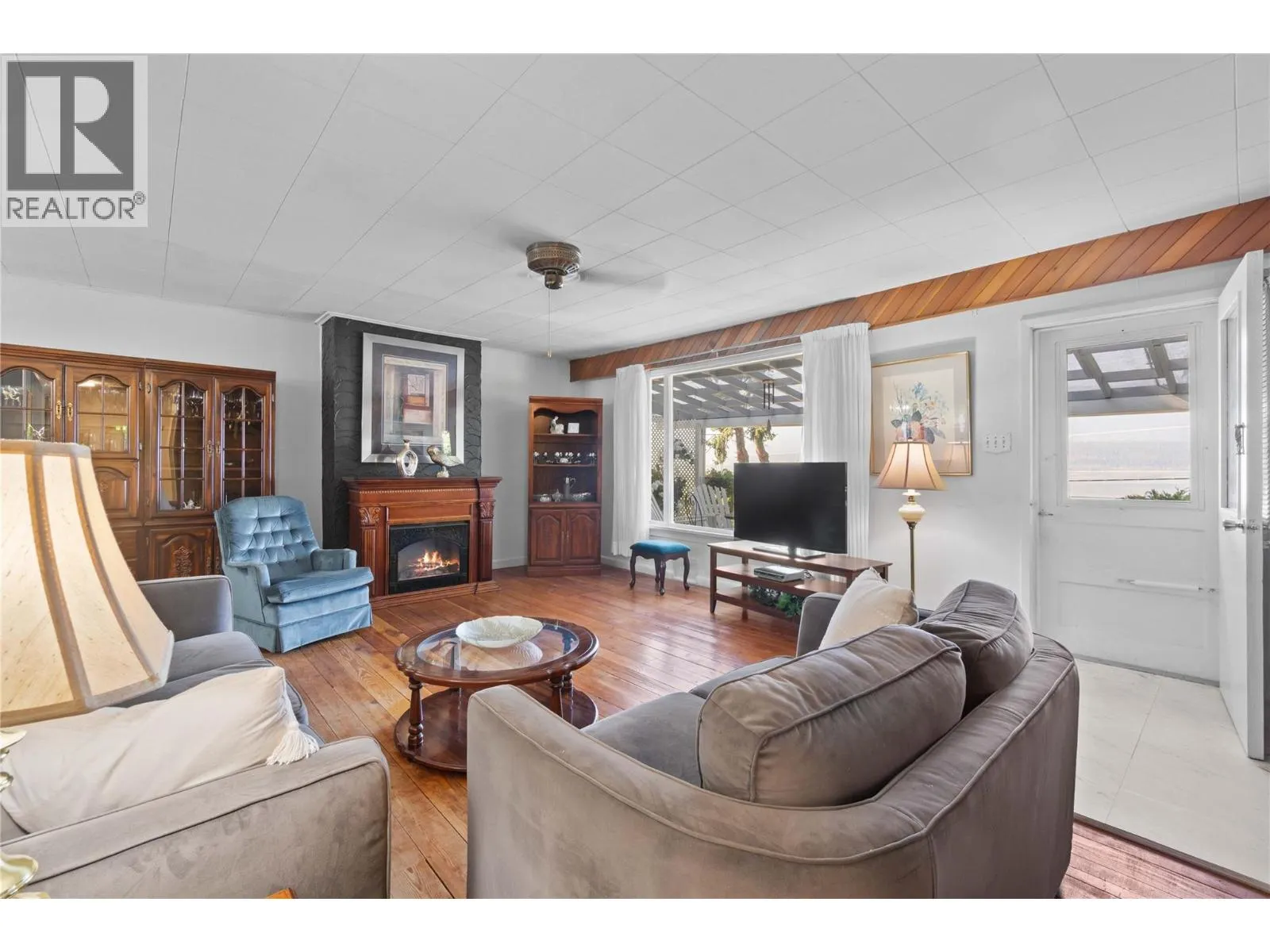 1430 Lakeshore Road NE
