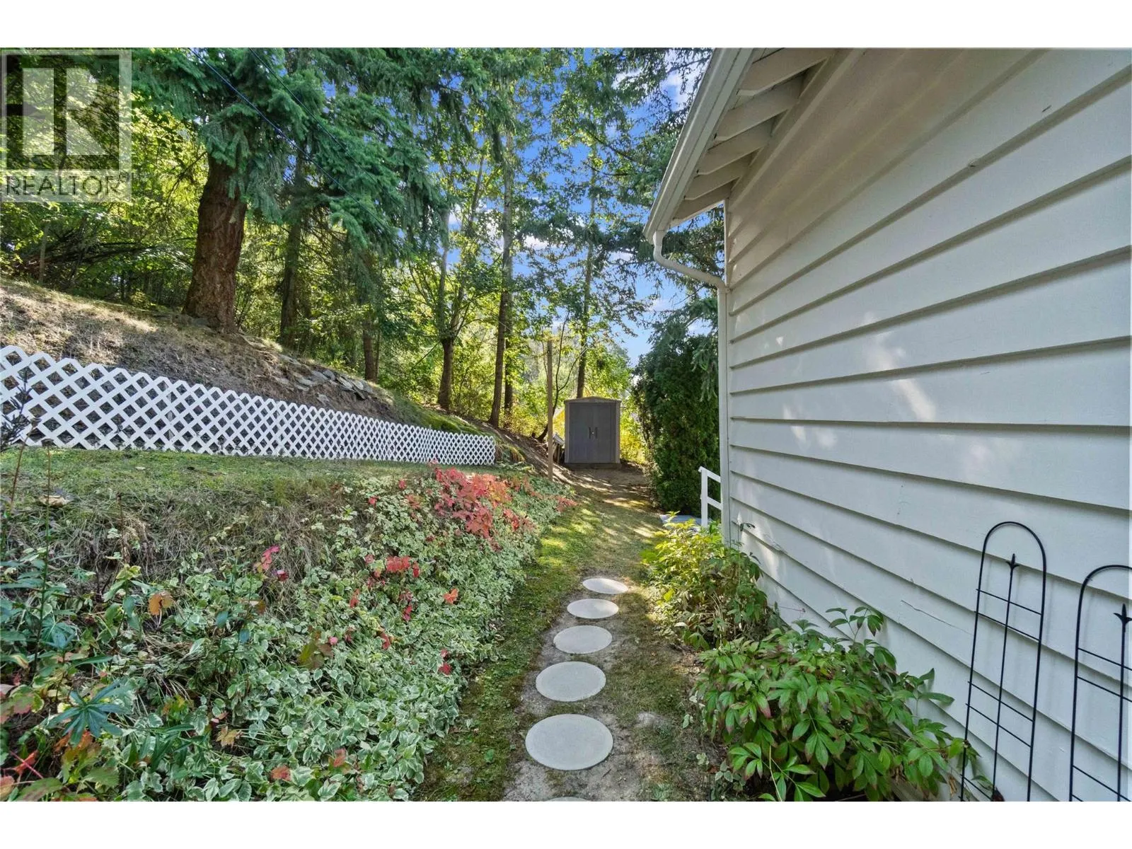 1430 Lakeshore Road NE