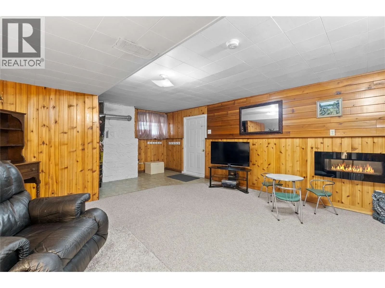 1430 Lakeshore Road NE
