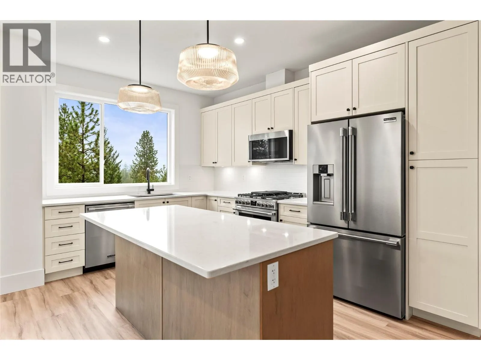 7005/7013 Manning Place