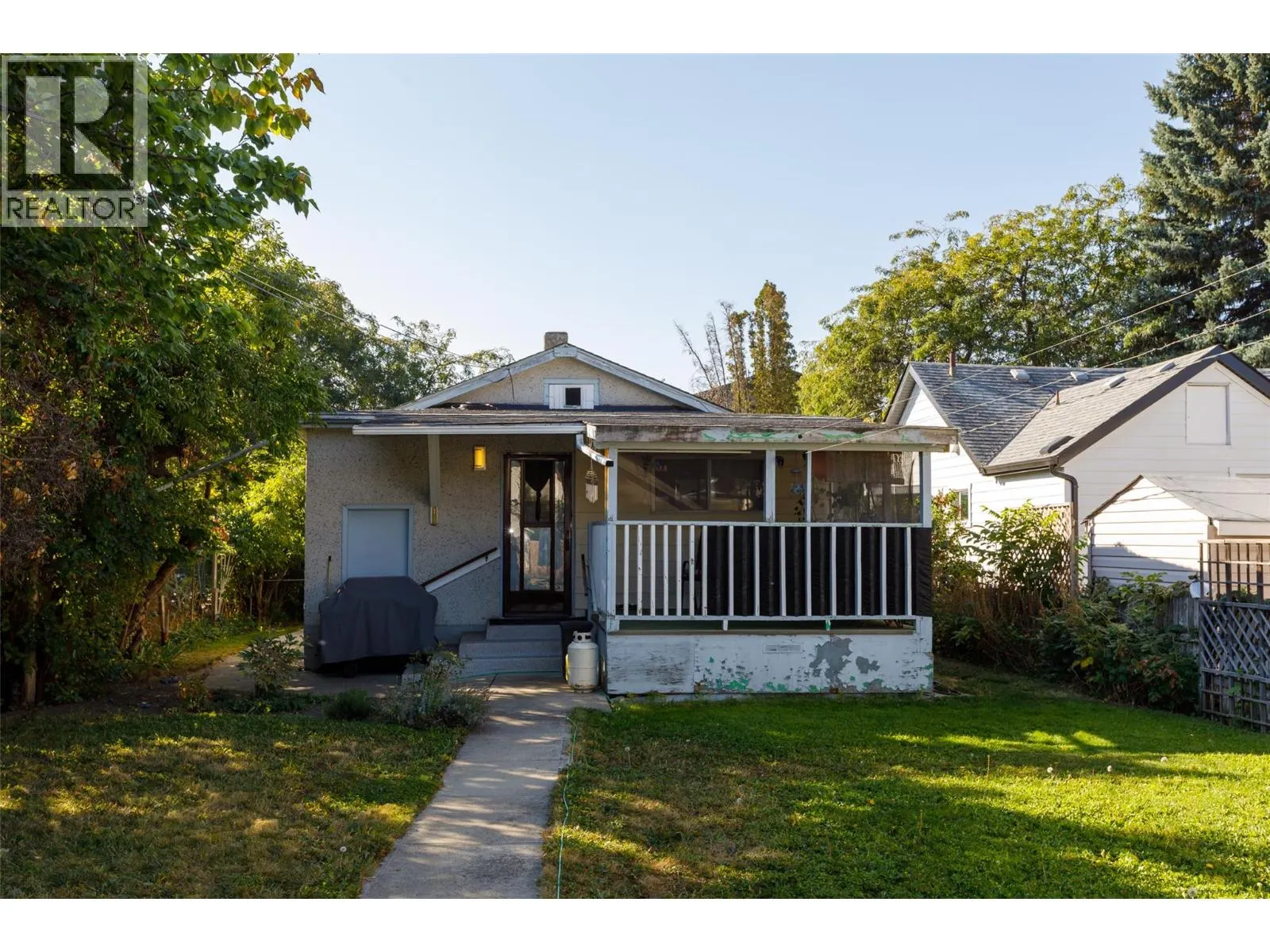 858 Cawston Avenue