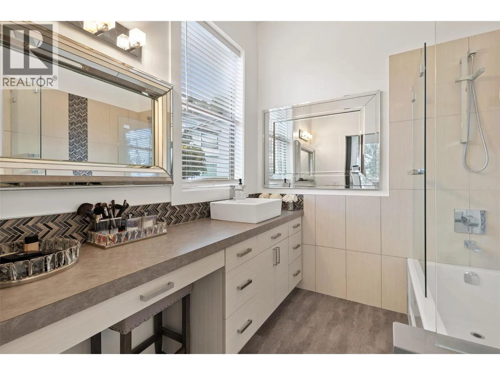 1955 Bayview Court