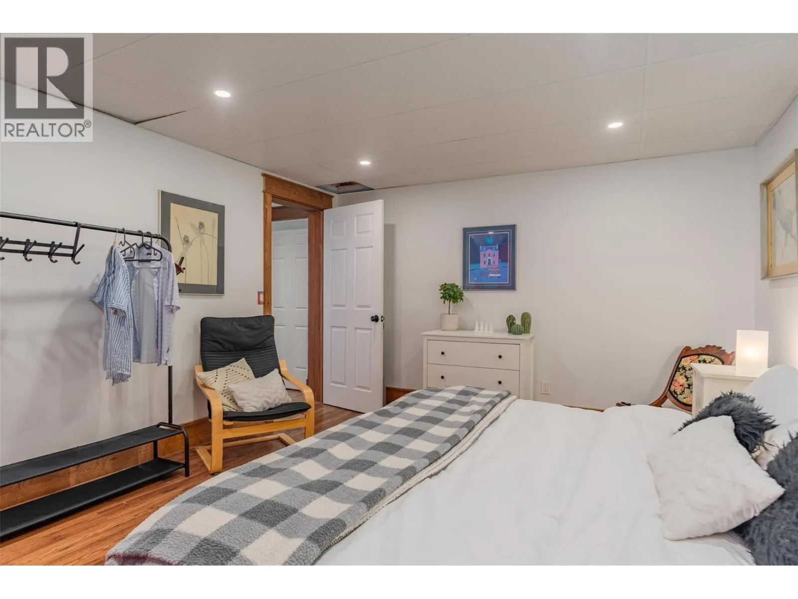422 VIEW Street