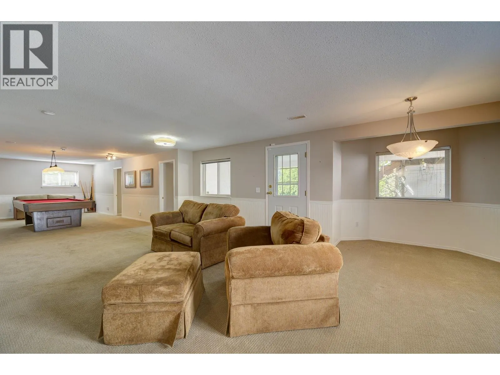 1956 GLOAMING Drive