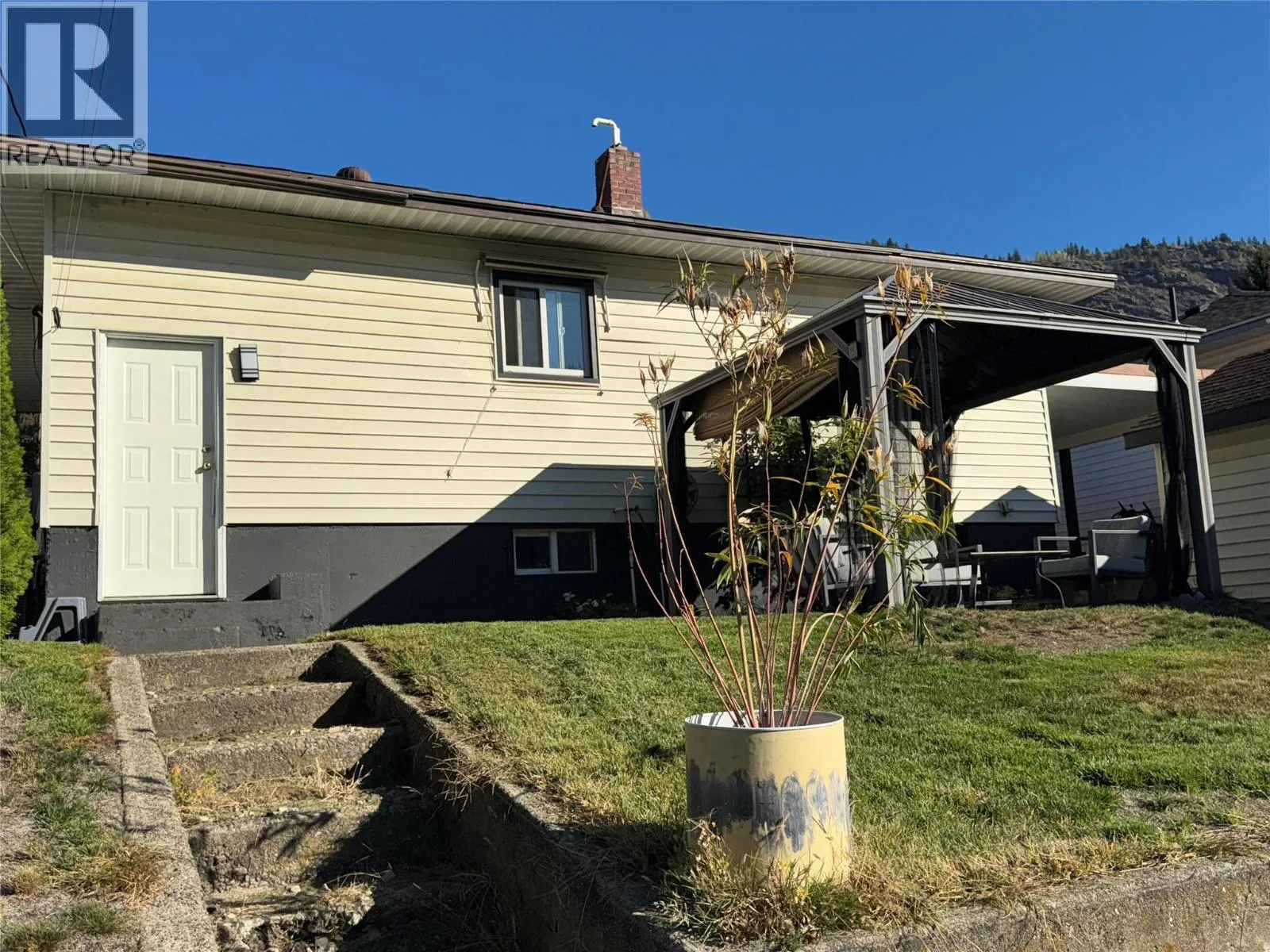 3130 Iris Crescent