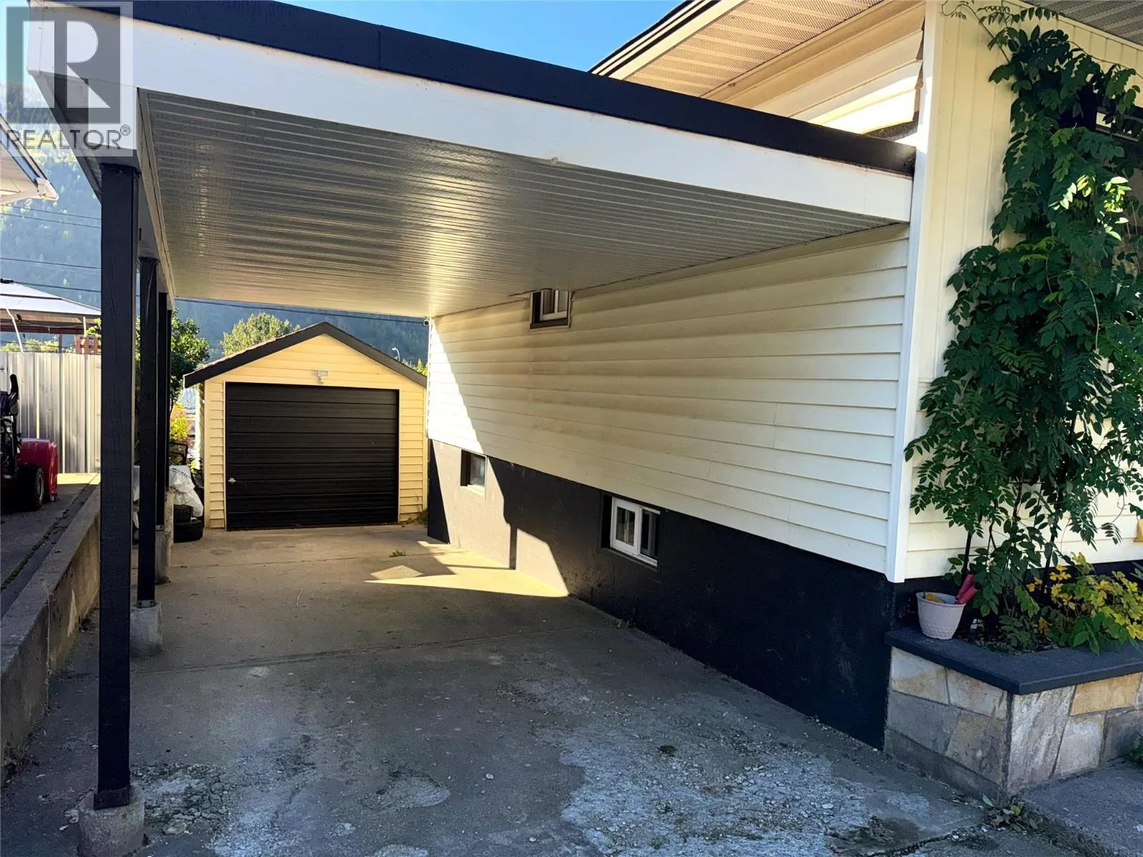 3130 Iris Crescent