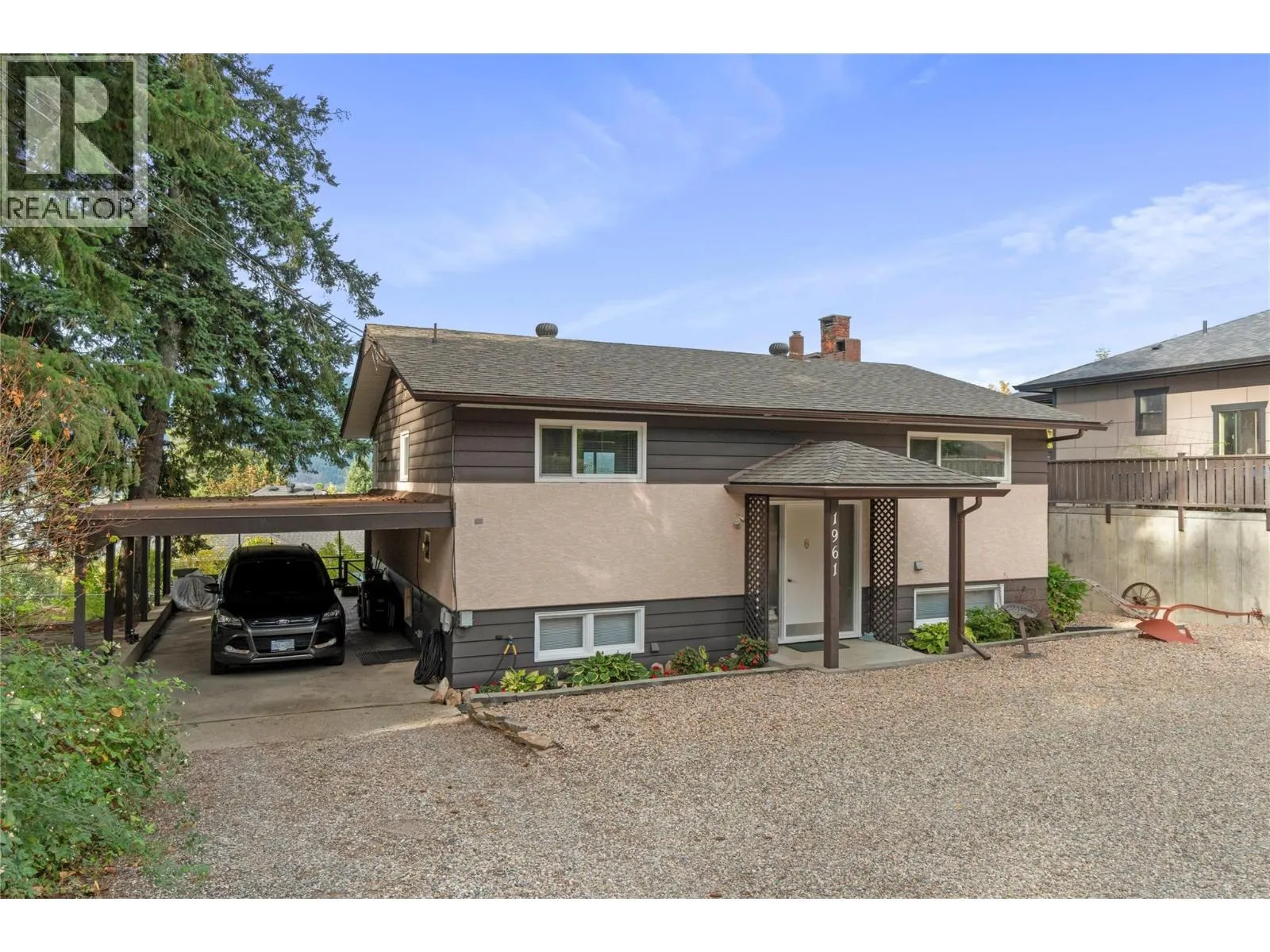 1961 17 Street NE
