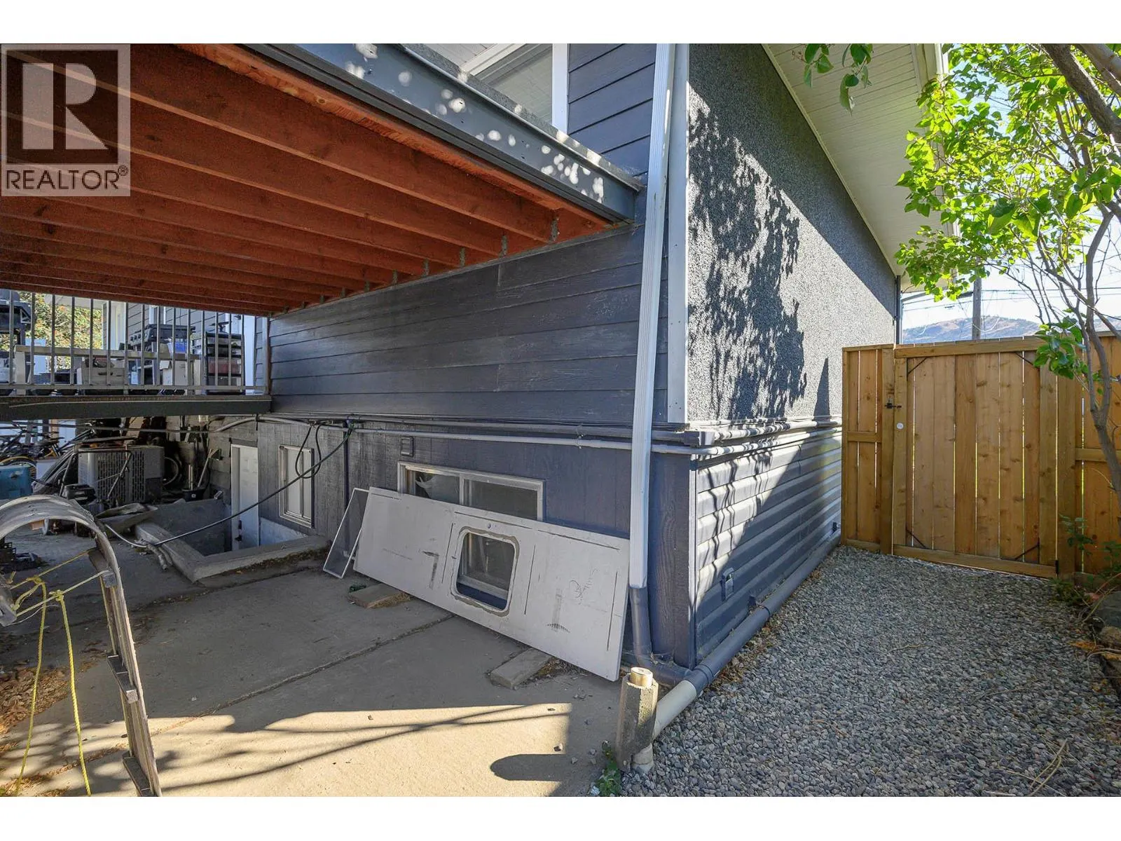 2436 YOUNG Avenue
