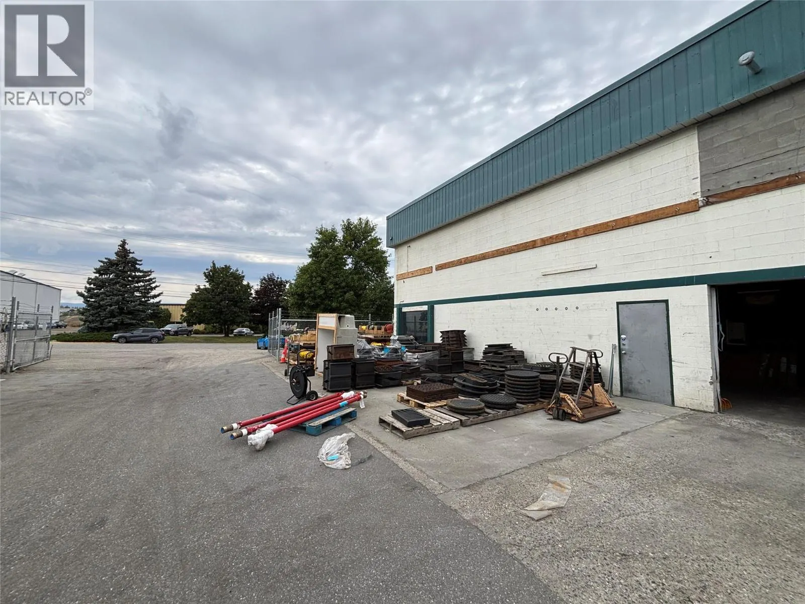 921 & 1021 Waddington Drive