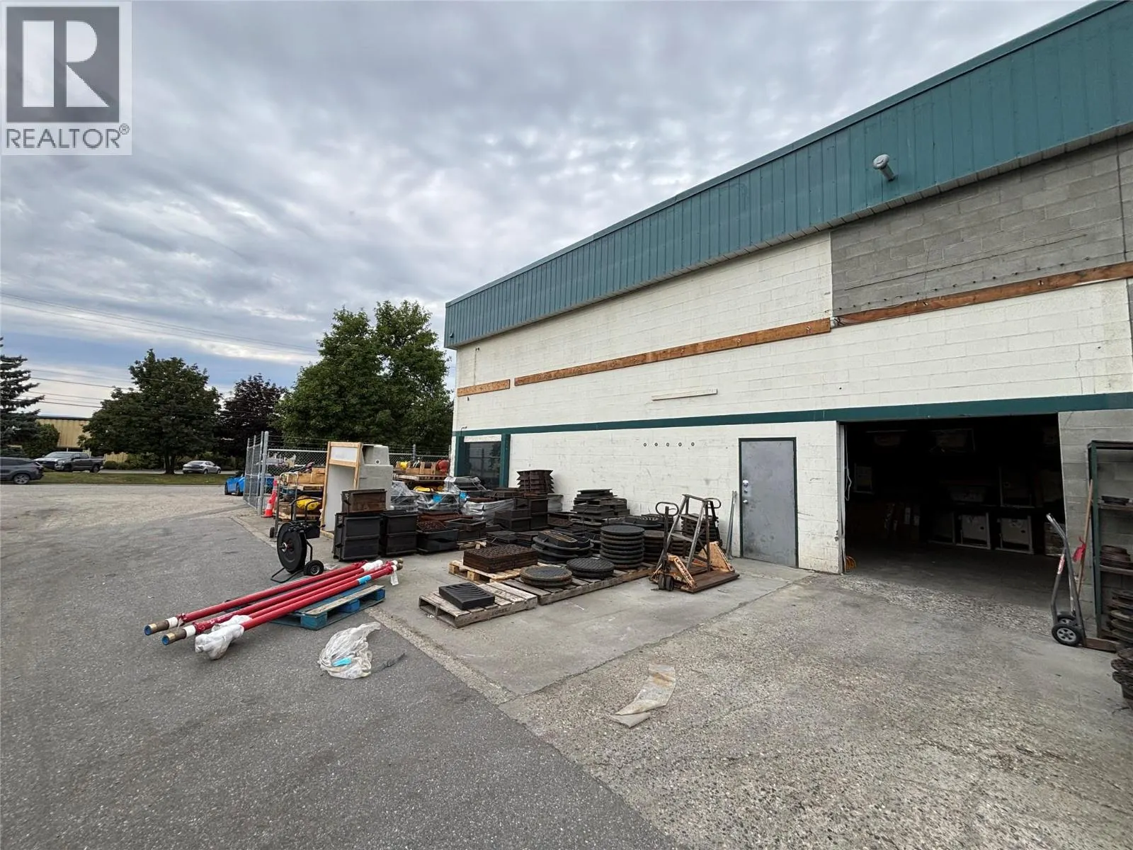 921 & 1021 Waddington Drive