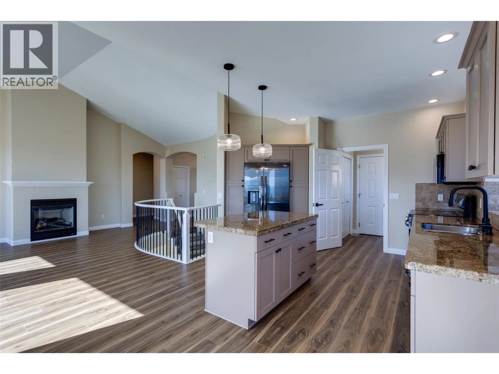 1084 Aurora Heights