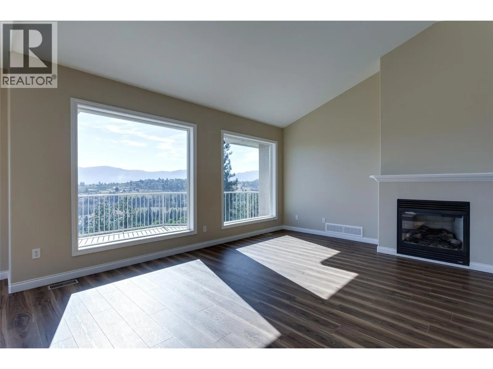 1084 Aurora Heights