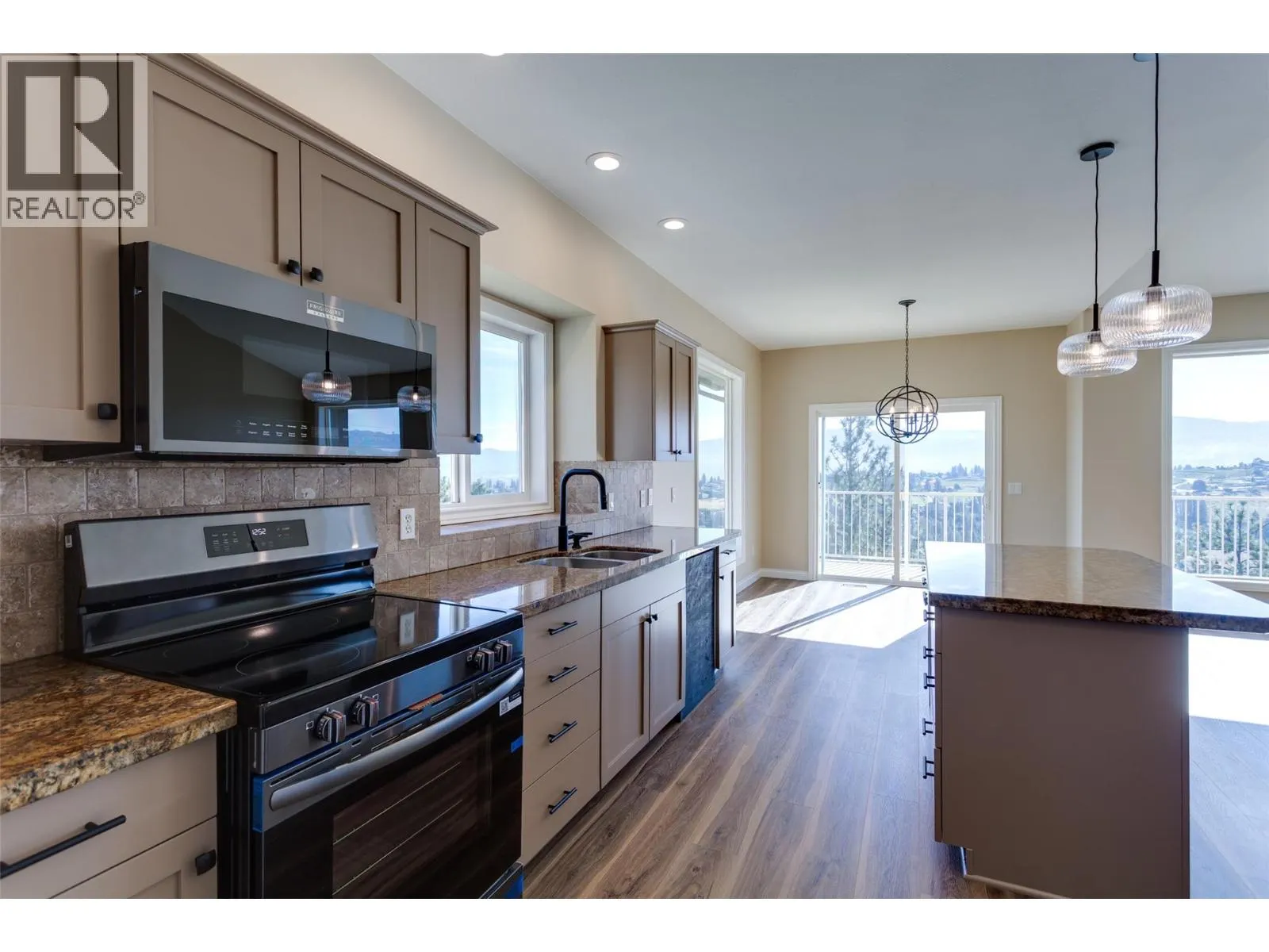 1084 Aurora Heights