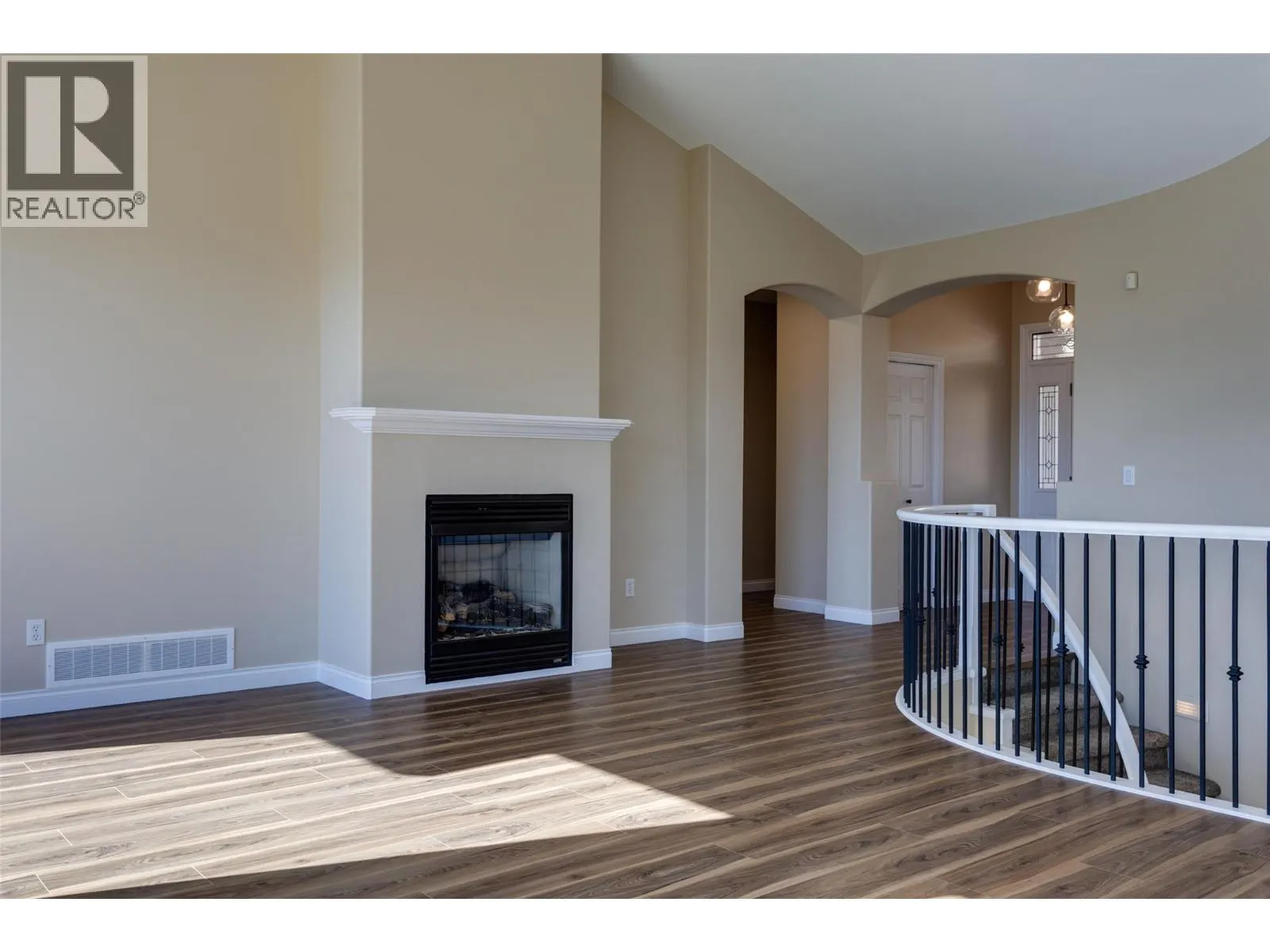 1084 Aurora Heights