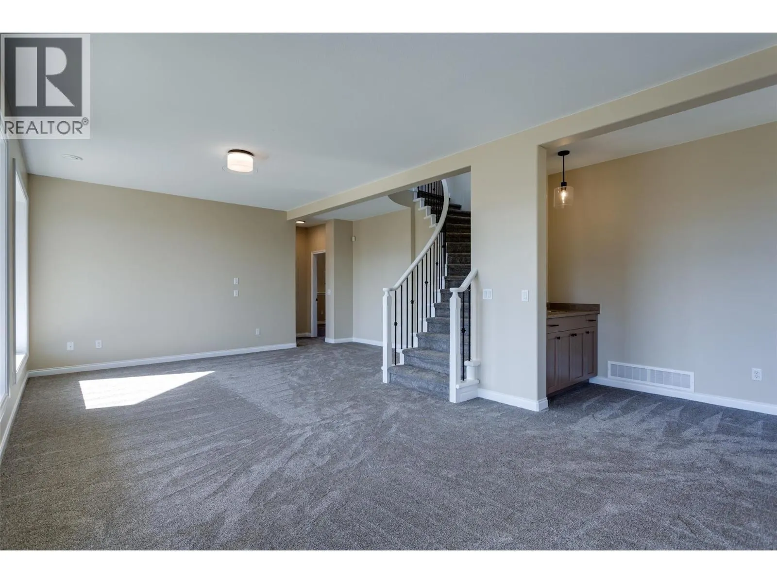 1084 Aurora Heights