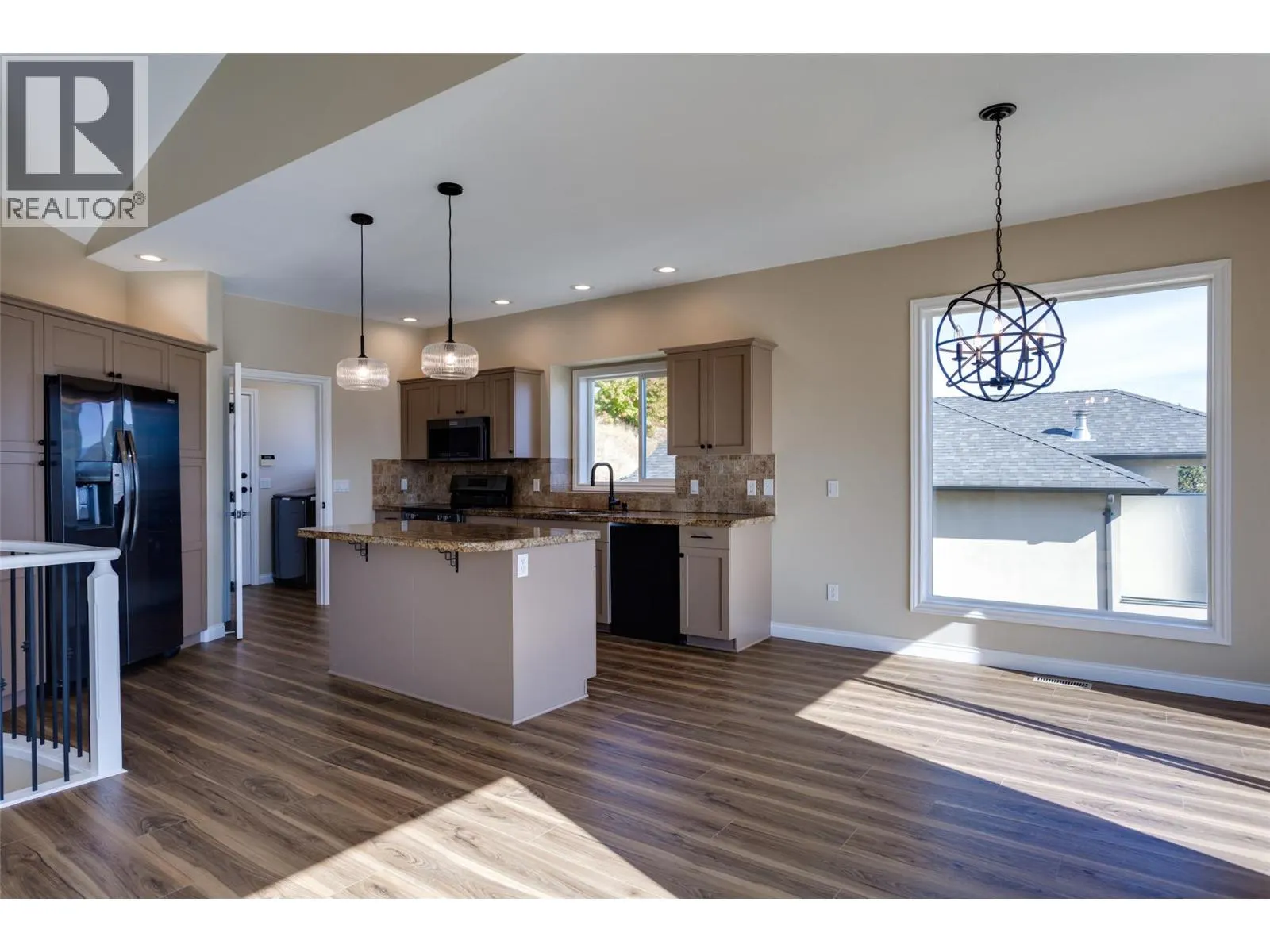 1084 Aurora Heights