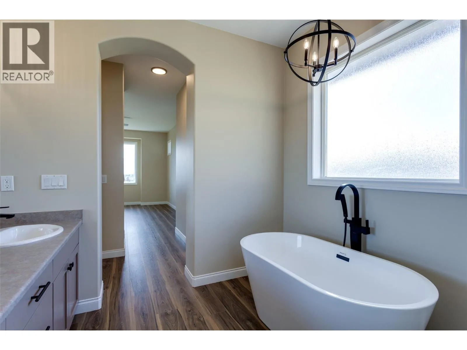 1084 Aurora Heights