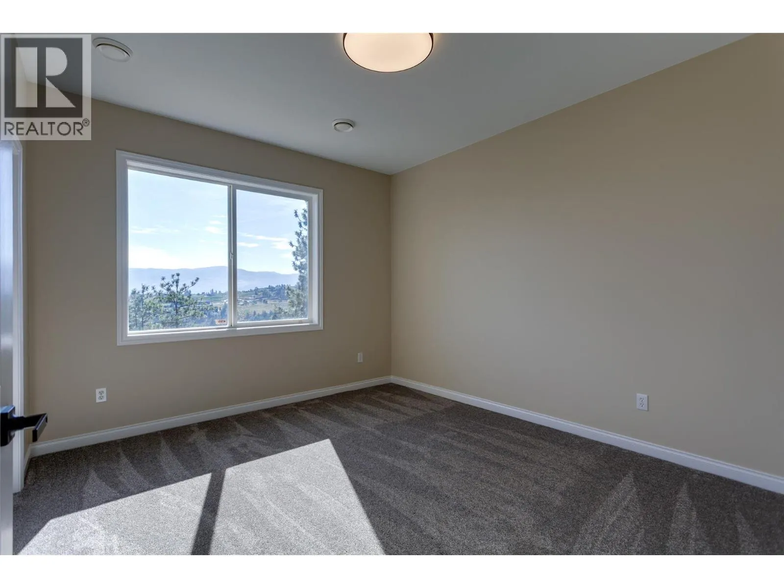 1084 Aurora Heights