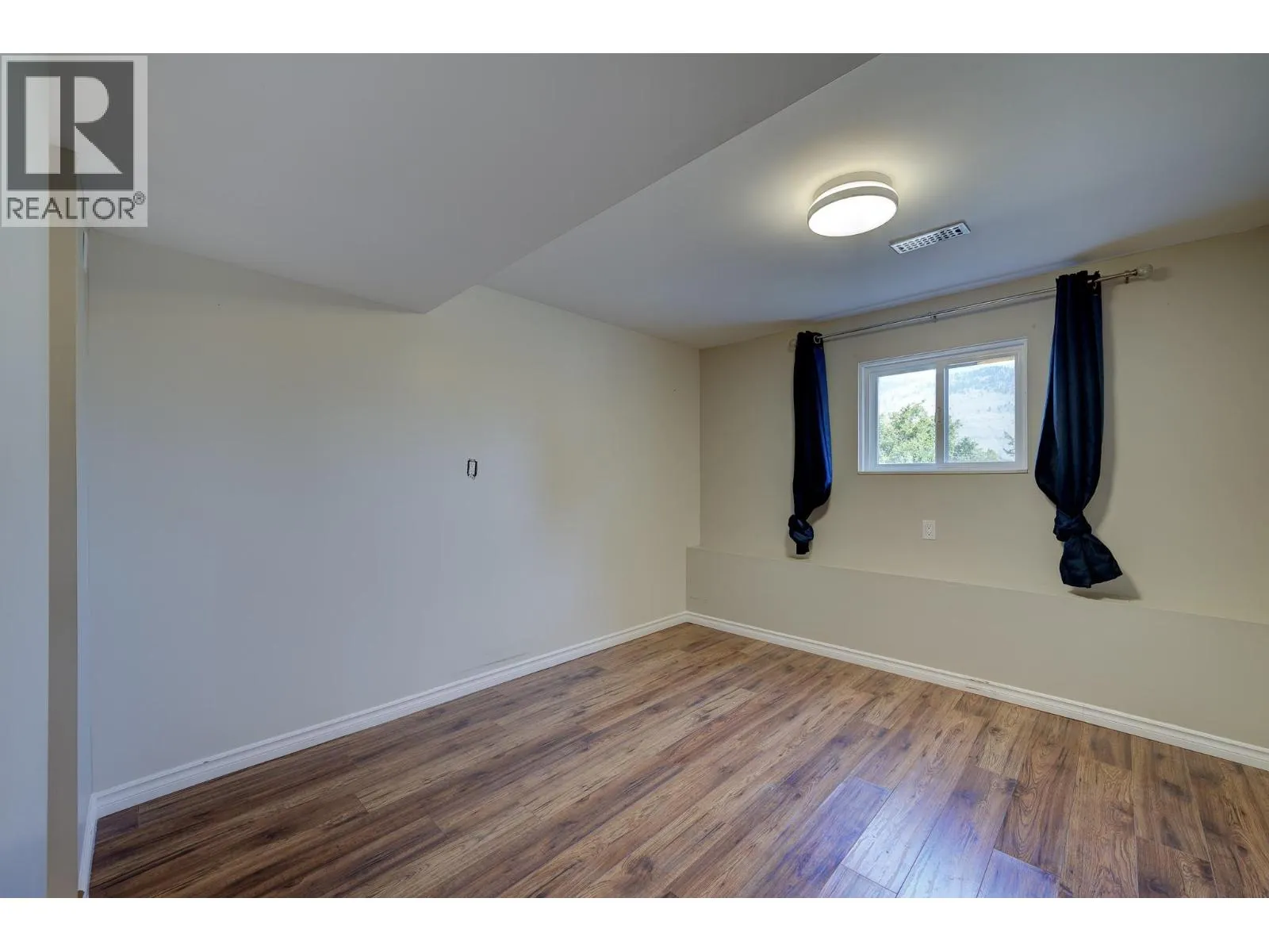 880 WOODHAVEN Drive
