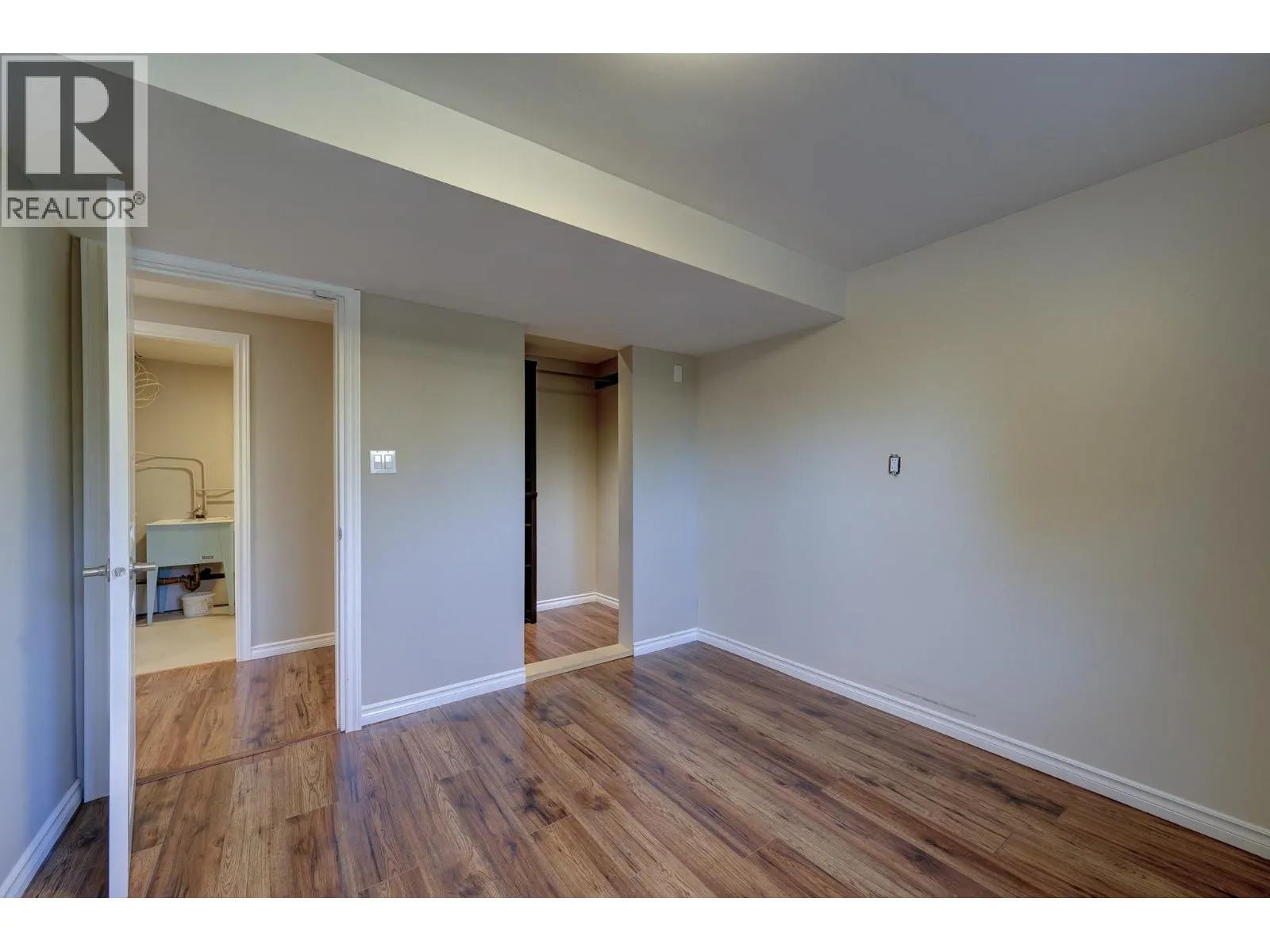 880 WOODHAVEN Drive