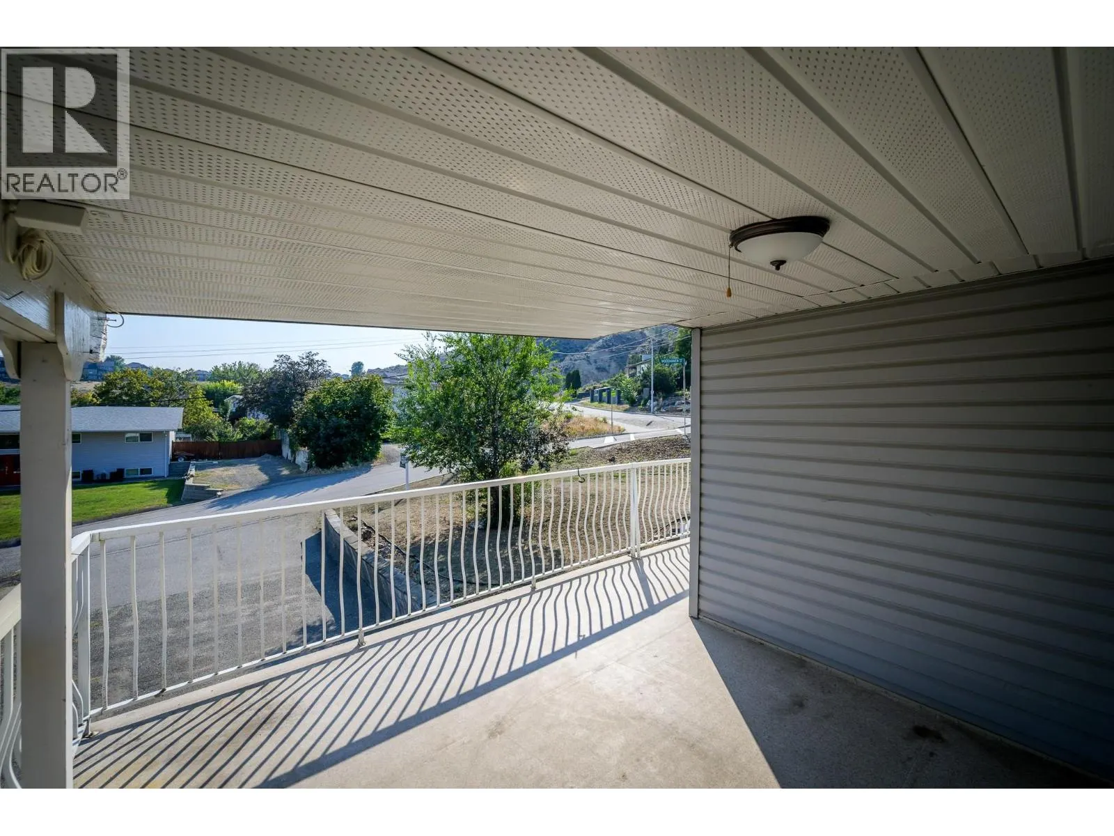 880 WOODHAVEN Drive
