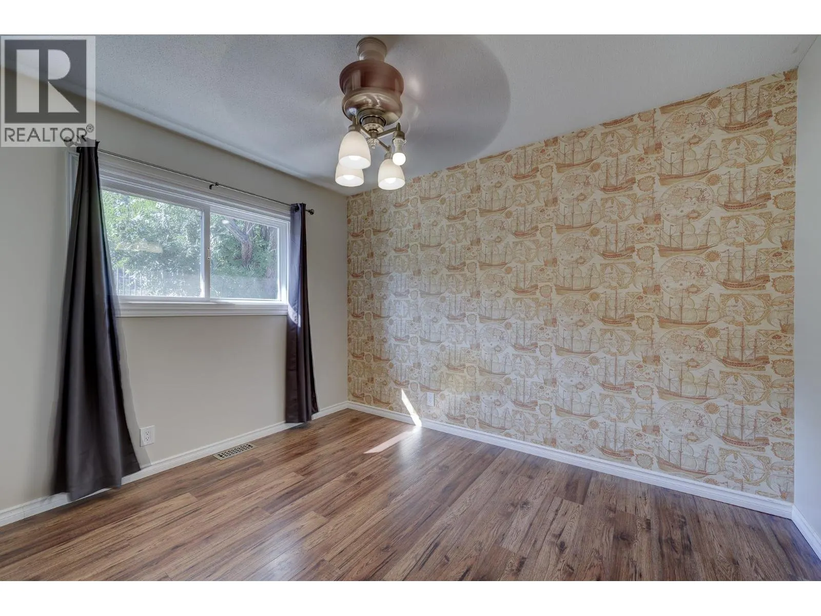 880 WOODHAVEN Drive