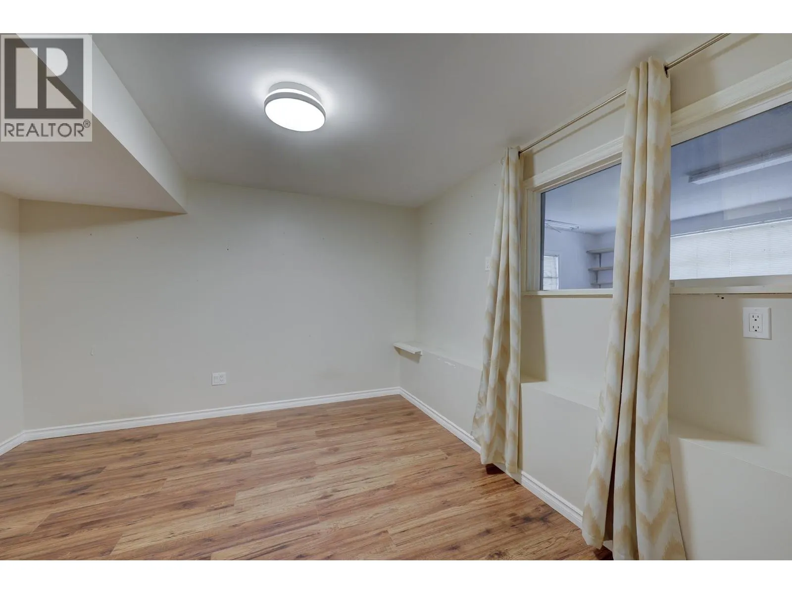 880 WOODHAVEN Drive