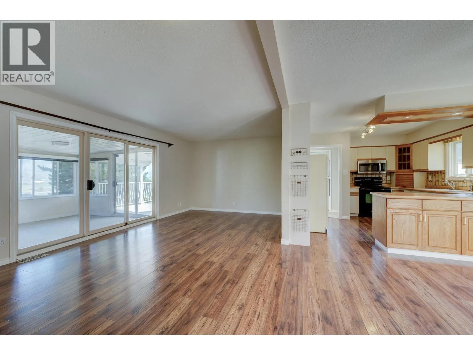 880 WOODHAVEN Drive