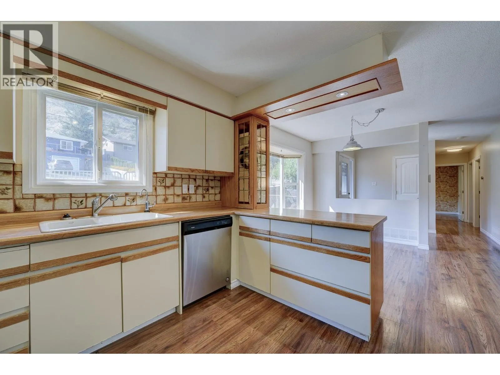 880 WOODHAVEN Drive