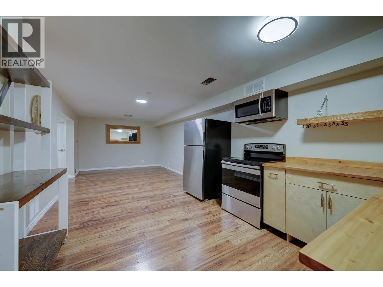 880 WOODHAVEN Drive