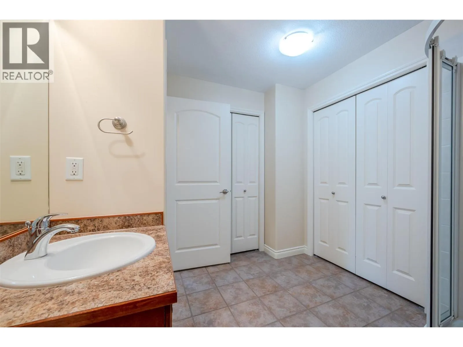 100 Lakeshore Drive W Unit# 115