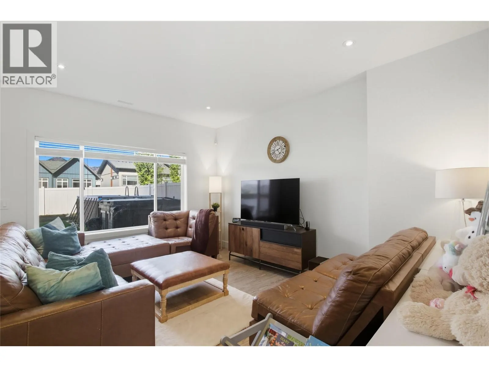 1553 EMERALD Drive