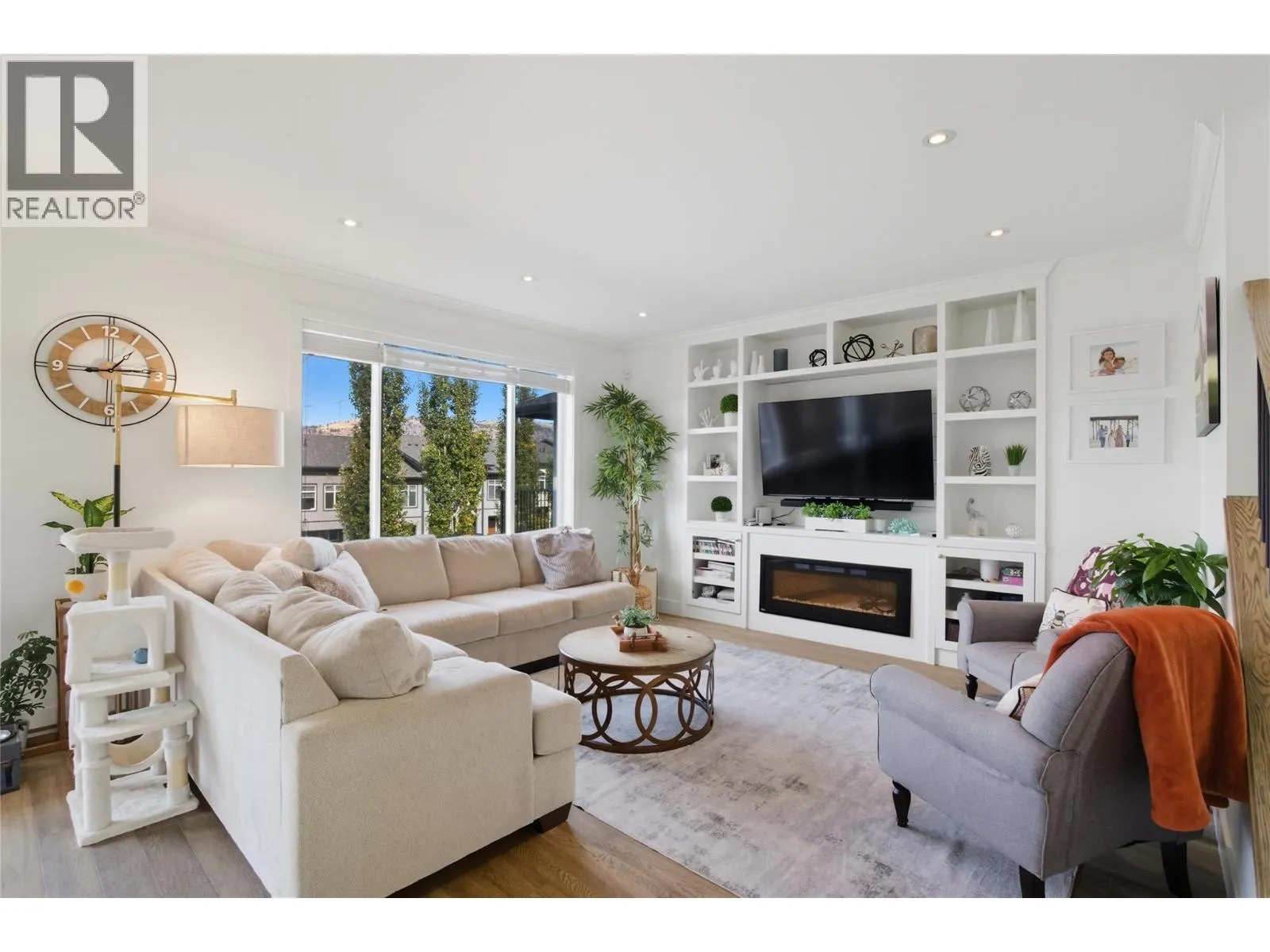 1553 EMERALD Drive
