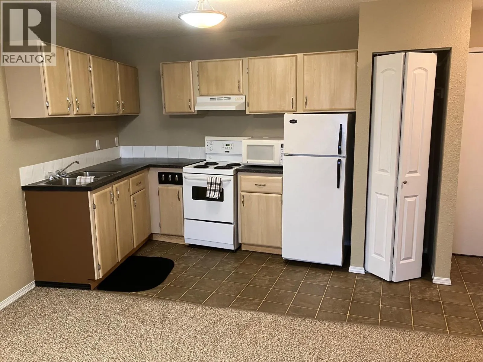 555 DALGLEISH Drive Unit# 401